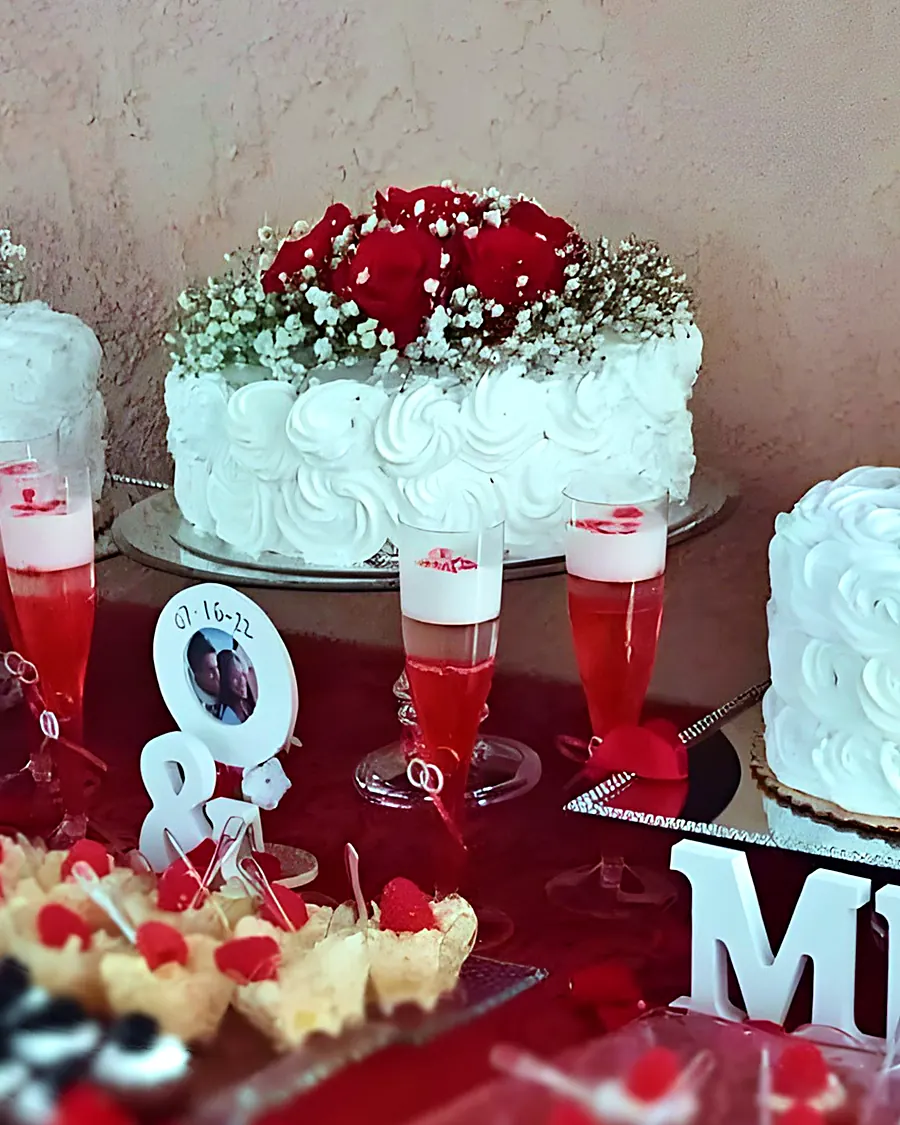 Mesa de postres con pasteles y copas