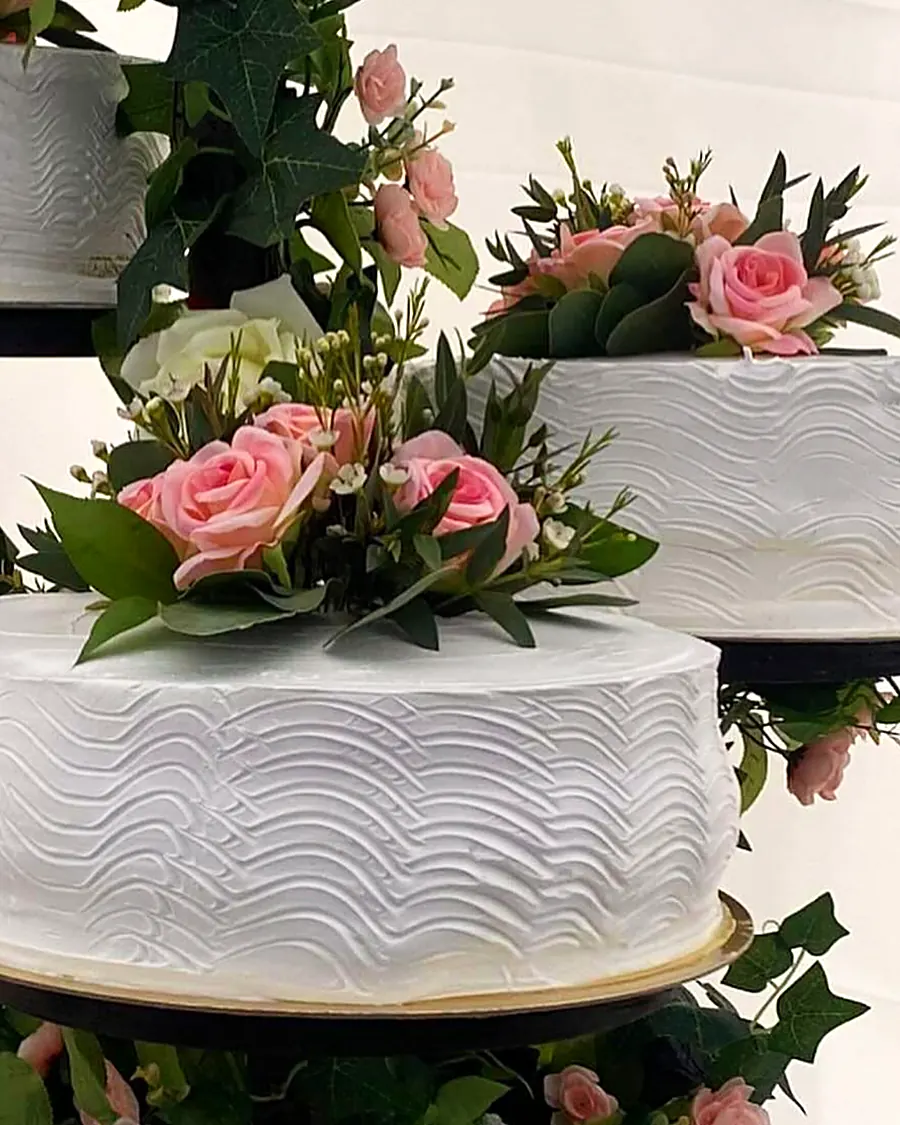 Pastel blanco con flores rosas