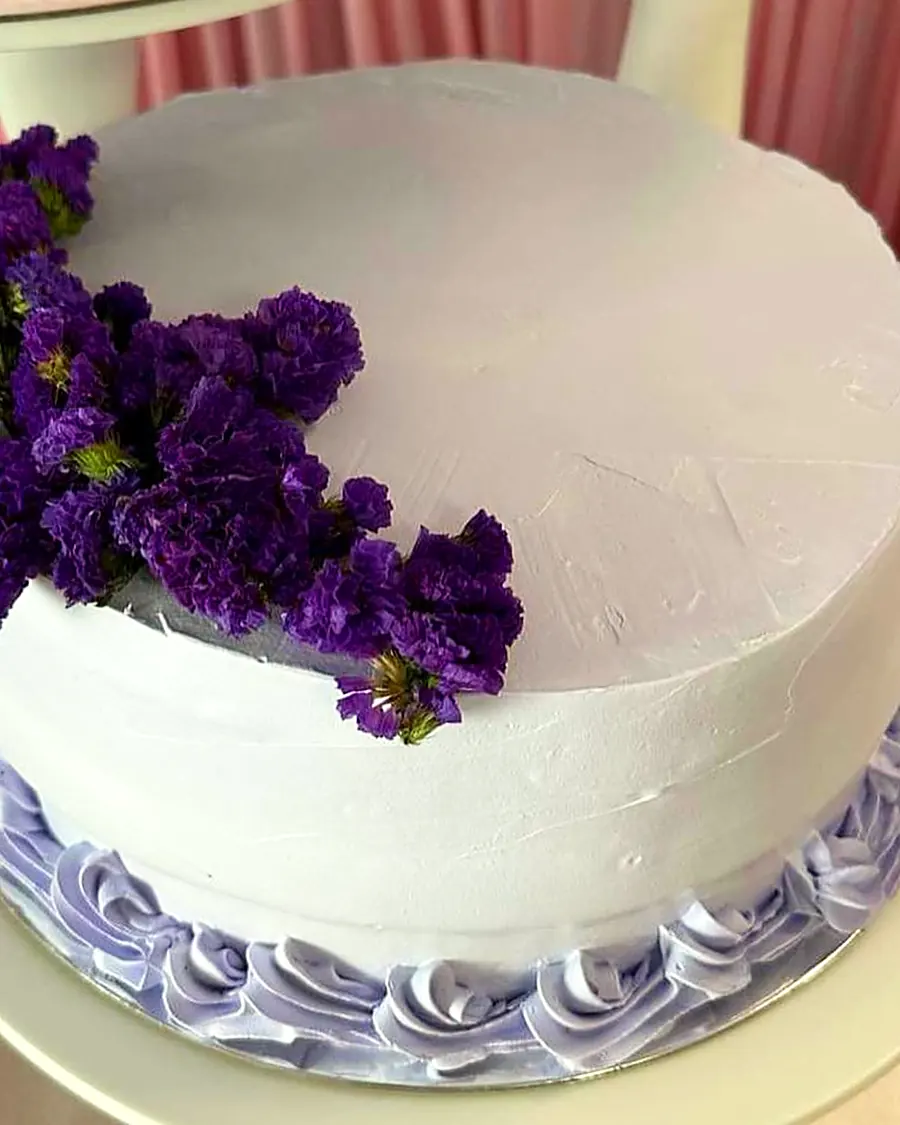 Pastel blanco con flores moradas