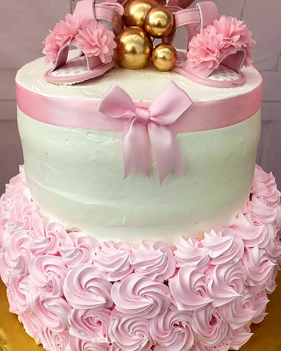 Pastel rosa de dos pisos con moño