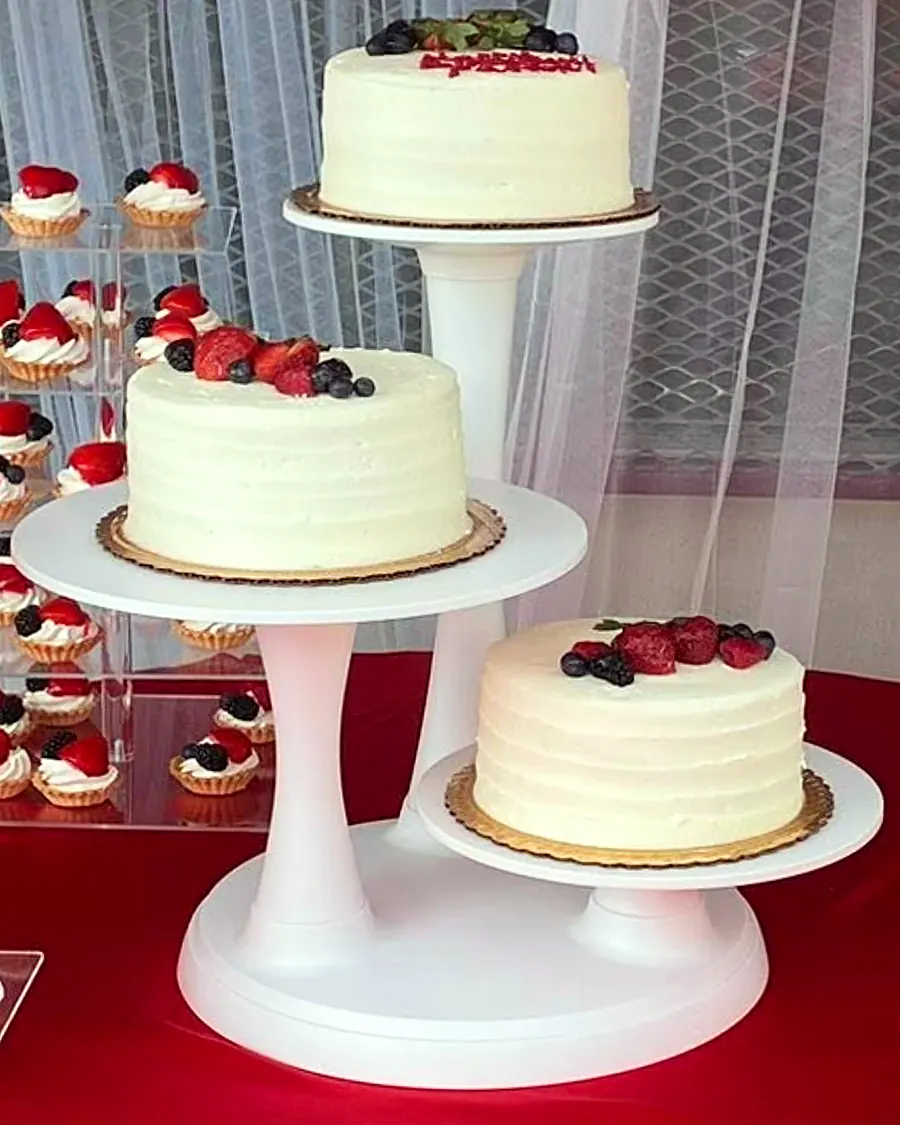 Mesa de postres con pastel de dos pisos