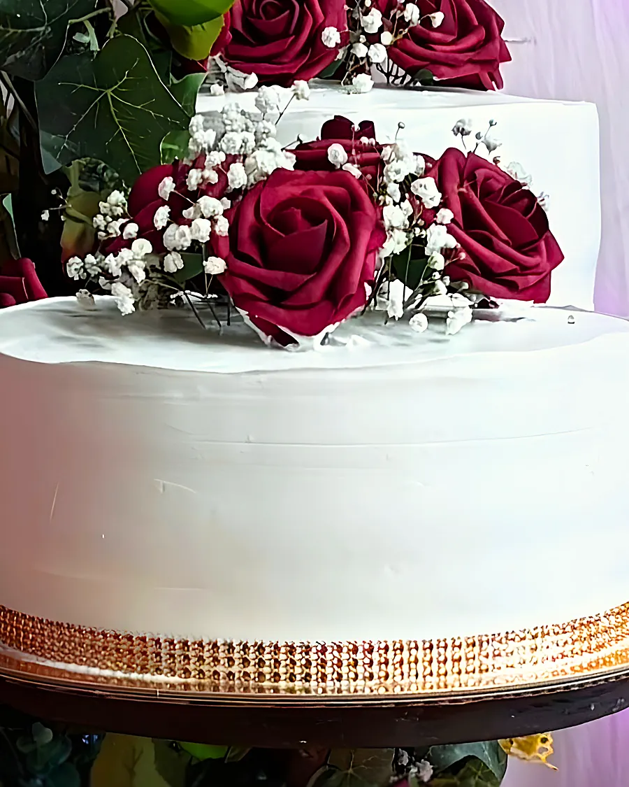 Pastel blanco con rosas rojas