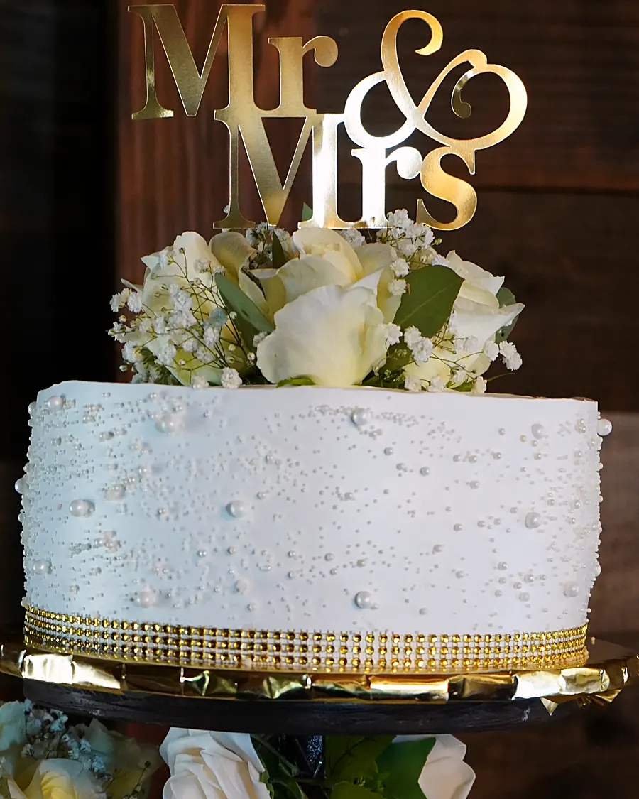 Pastel de boda con topper Mr & Mrs