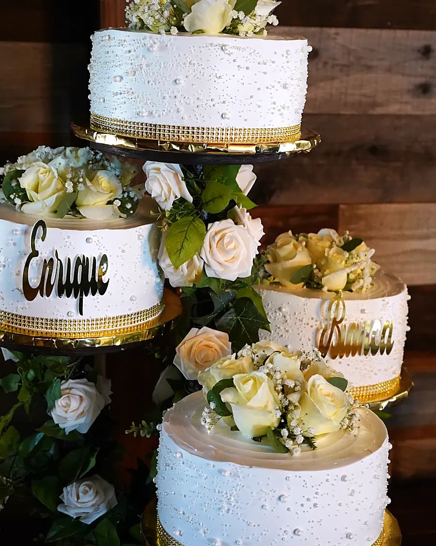 Pastel de boda con flores blancas