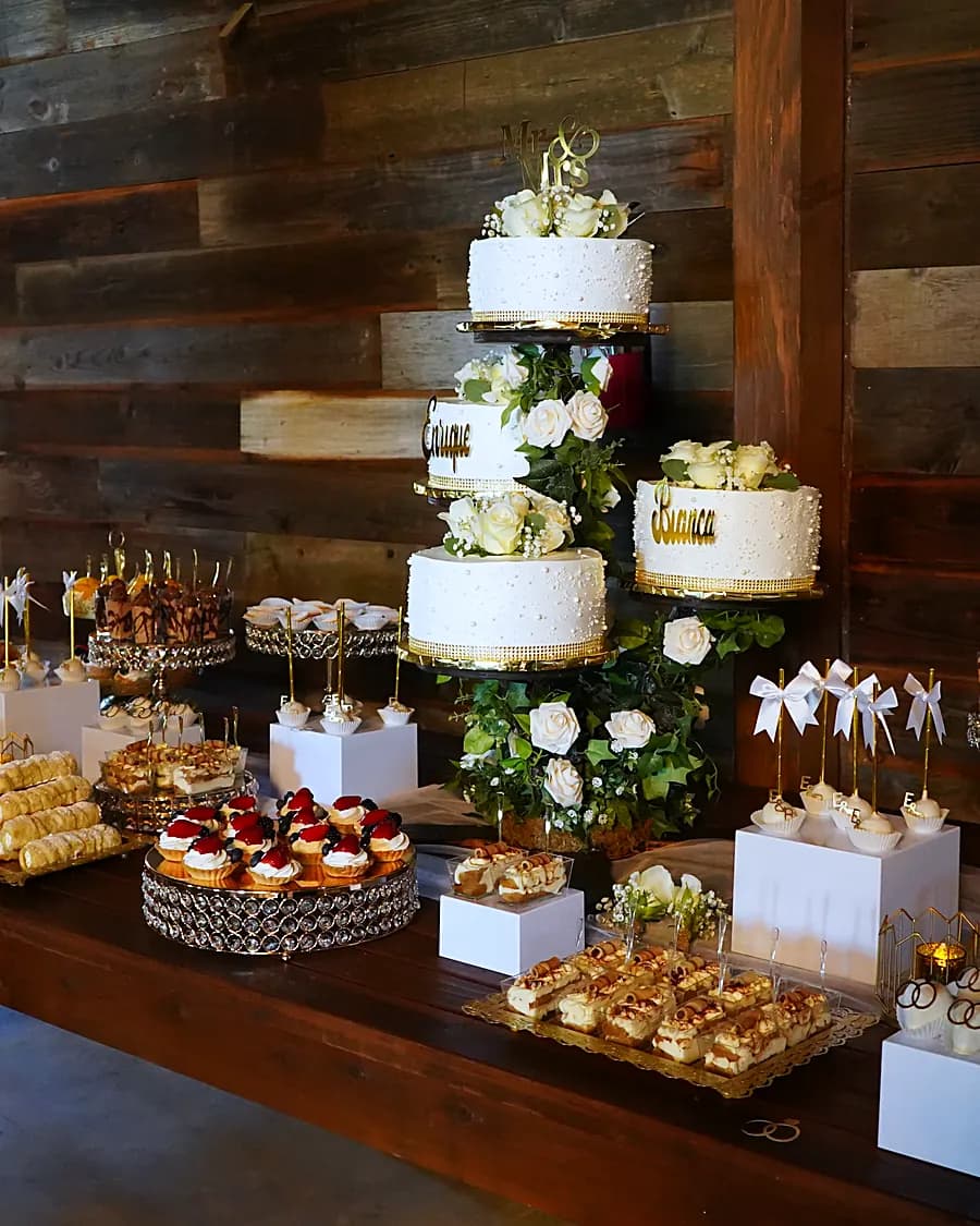 Mesa de postres para boda con pastel de tres pisos