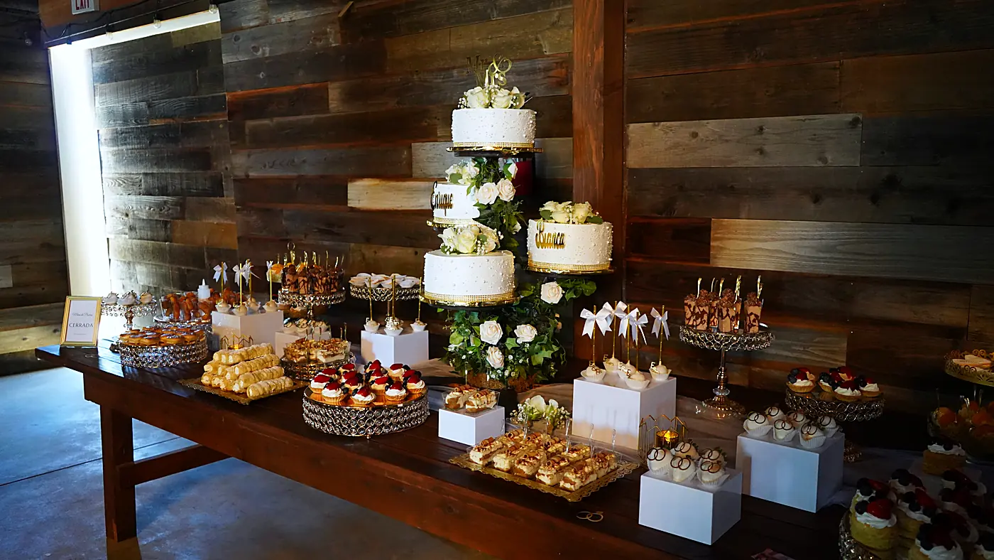 Mesa de postres estilo rústico elegante