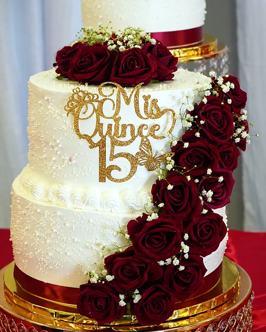 Pastel de quinceañera con cascada de rosas