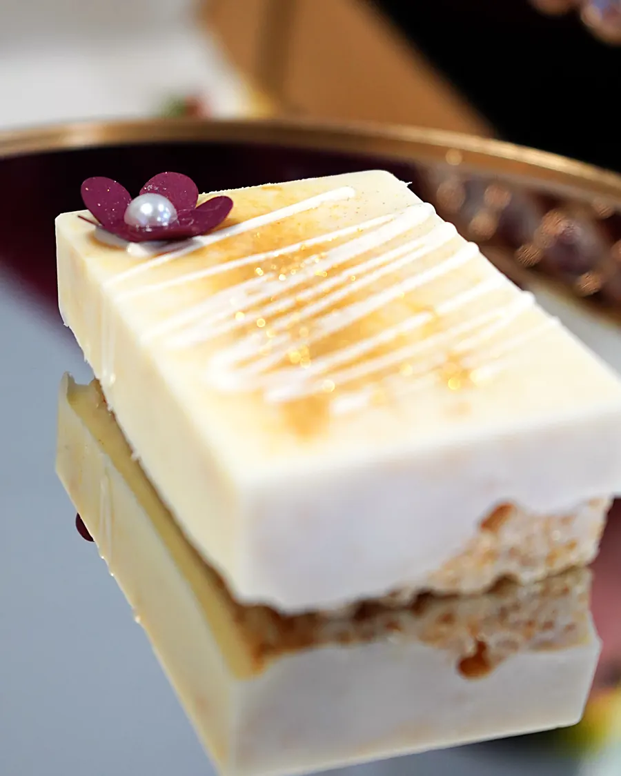 Barritas cremosas con flor y dorado