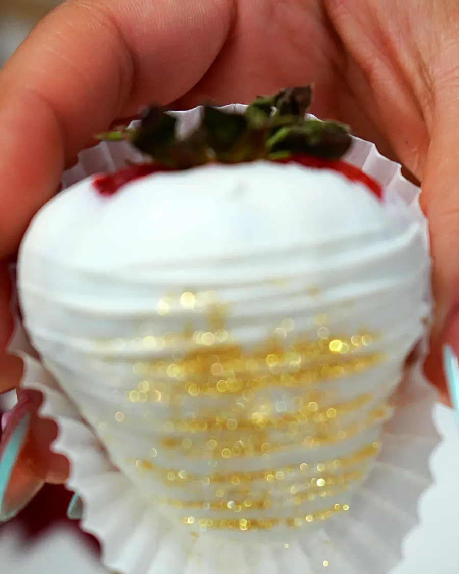 Fresa cubierta de chocolate blanco con dorado