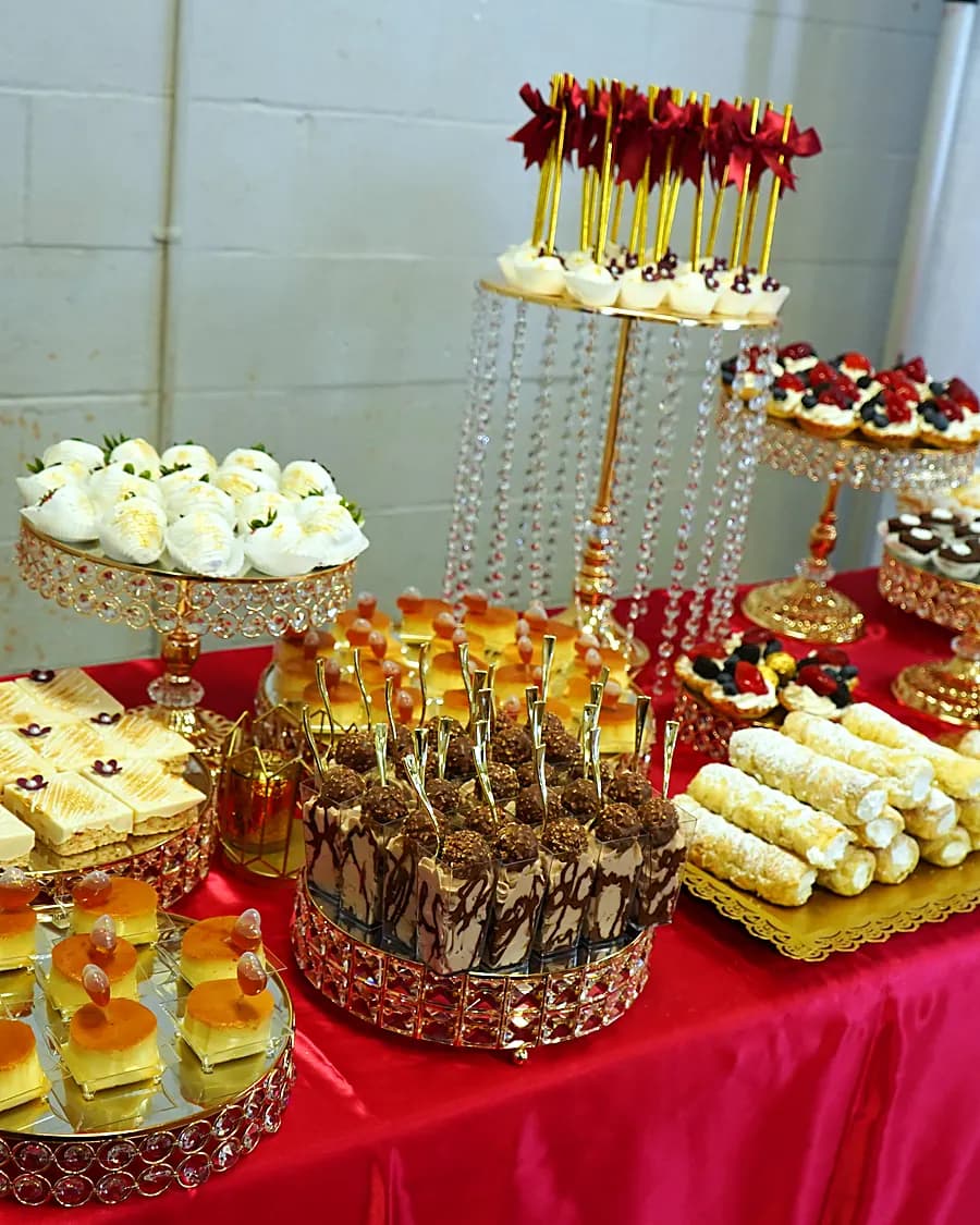 Mesa de postres roja y dorada para quinceañera