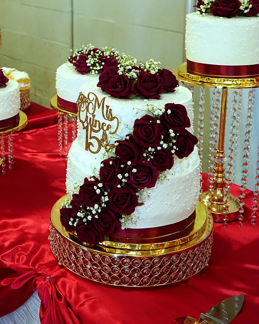 Pasteles de quinceañera con rosas rojas