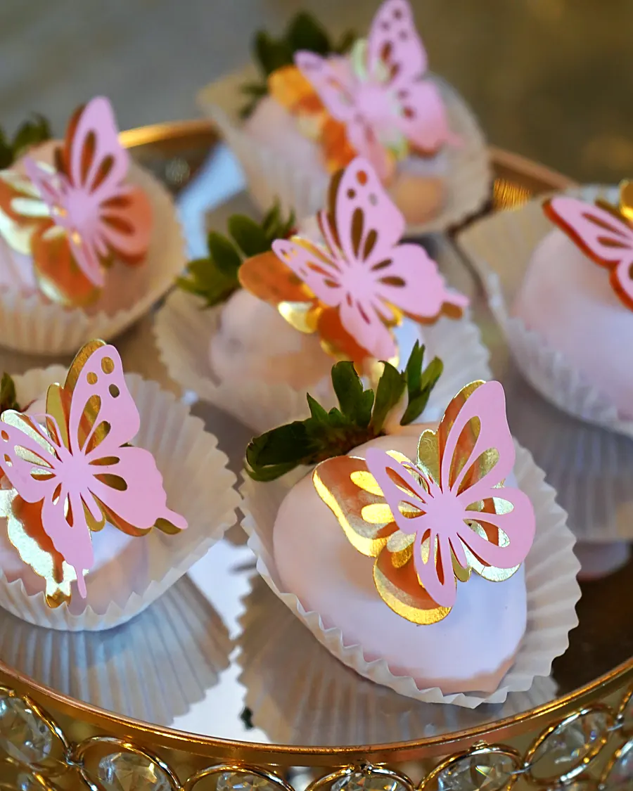 Fresas con chocolate decoradas con mariposas
