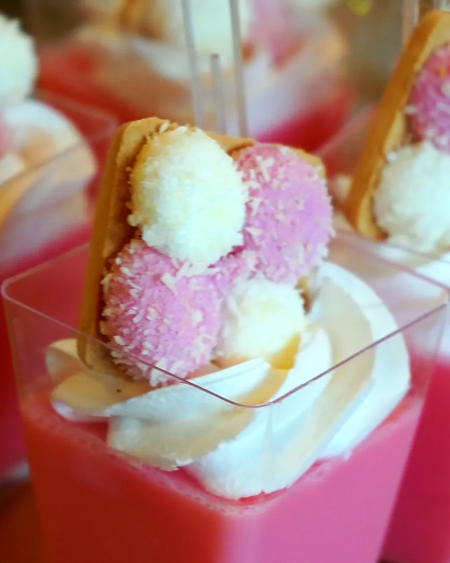 Vasitos rosas con bombones de coco