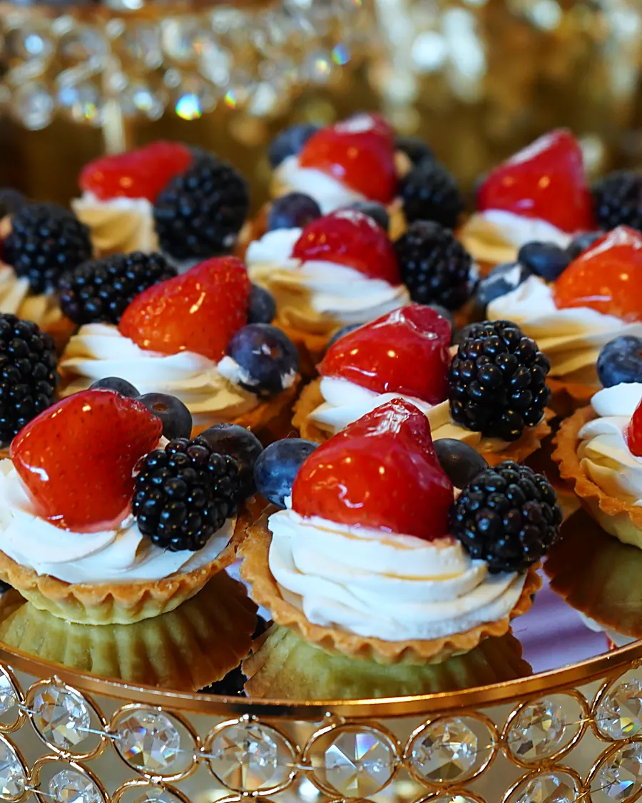 Tartas de fruta con fresas y zarzamoras