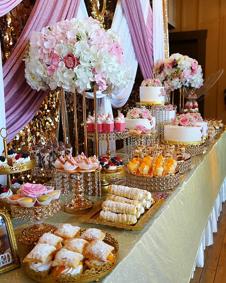 Mesa de postres rosa y dorado para quinceañera