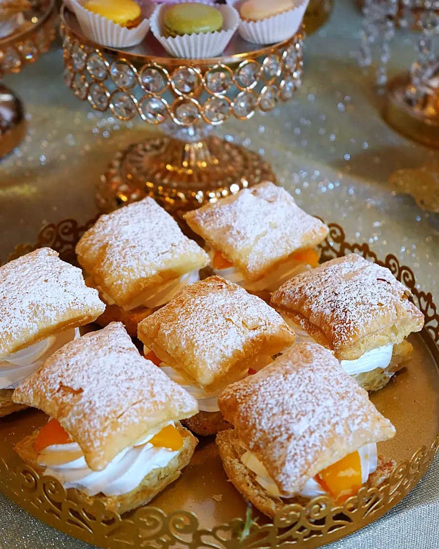 Cuadritos de hojaldre con chantilly