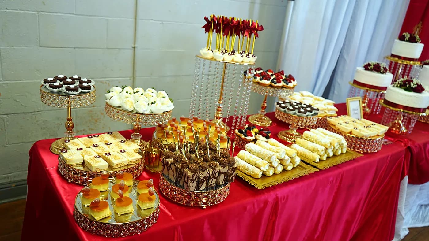 Mesa de postres roja y dorada para quinceañera