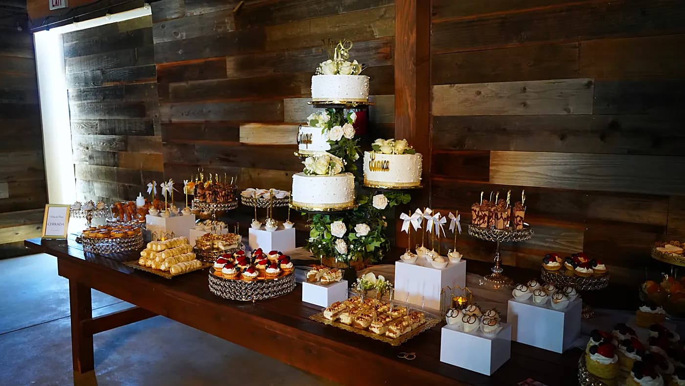 Mesa de postres para boda con pastel de tres pisos