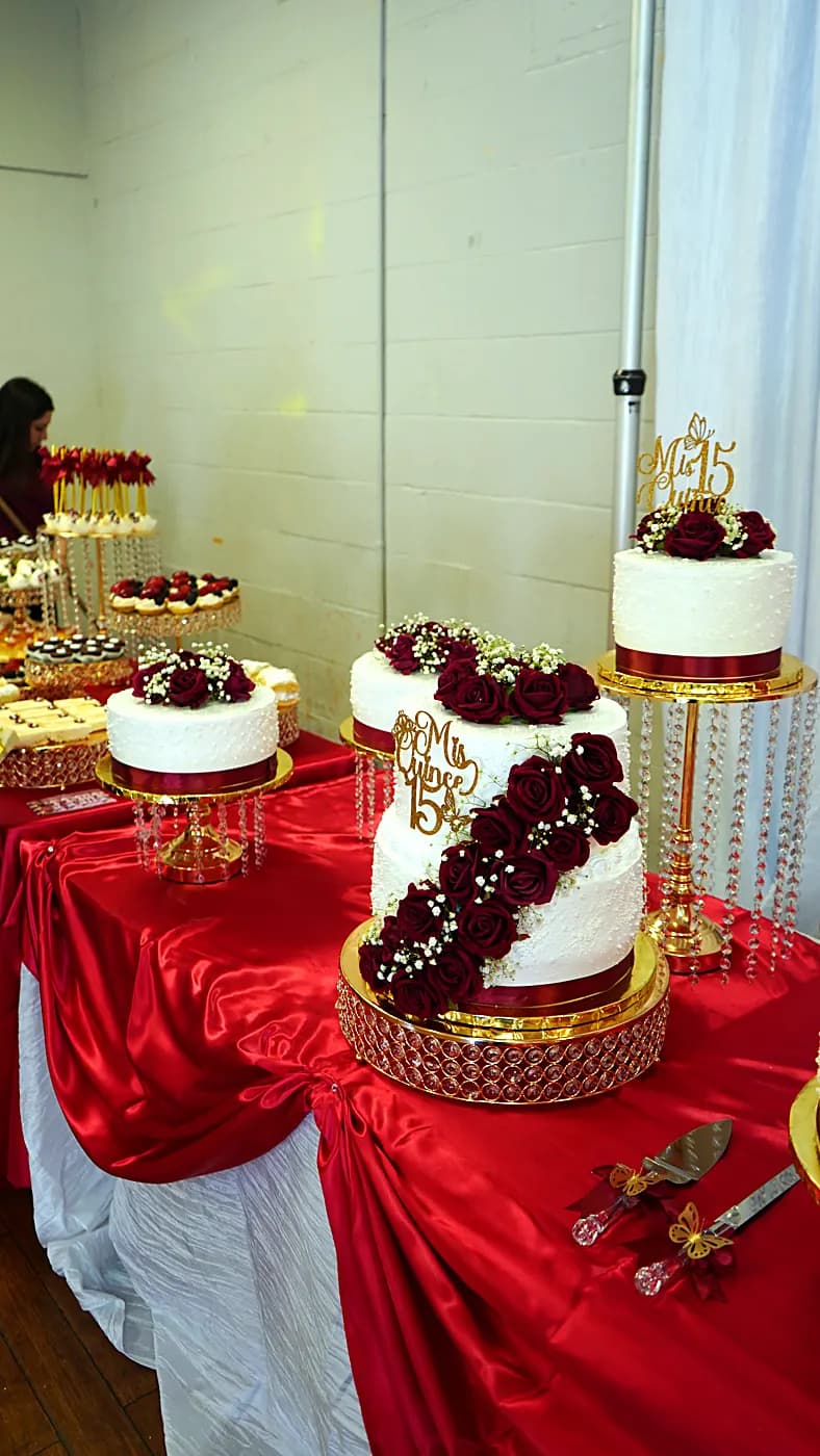 Pastel de quinceañera con rosas rojas